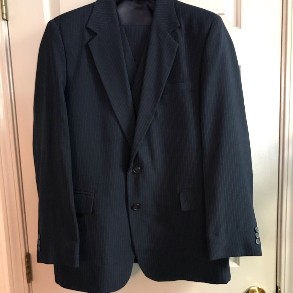 Haggar 3 piece pin stripe Men’s suit-jacket-40 pants 34x30 Dark navy-gray stripe